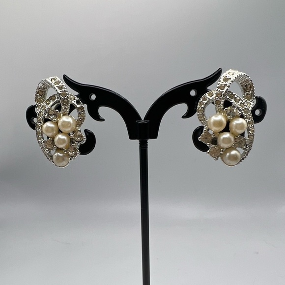 VINTAGE Faux Pearl and Rhinestone‎ Silver Tone Clip On Earrings - Picture 3 of 8